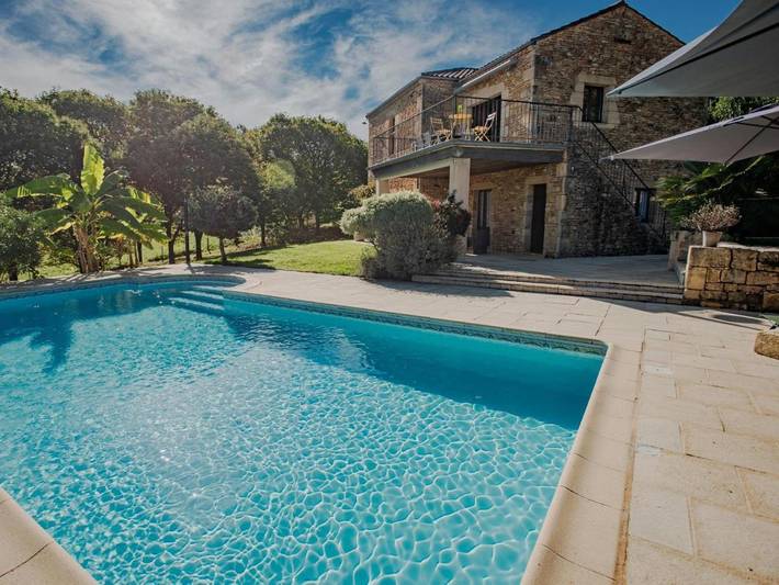 Location de vacances pour 8 personnes, avec piscine ainsi que terrasse et jardin à Mazeyrolles