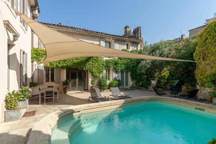 Location de vacances pour 8 personnes, avec terrasse ainsi que piscine et jardin dans Office De Tourisme Du Pays Des Sorgues Et Des Monts De Vaucluse