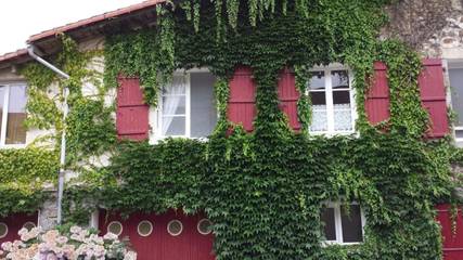 Gîte pour 2 personnes, avec jardin et terrasse à Les Salles-Lavauguyon