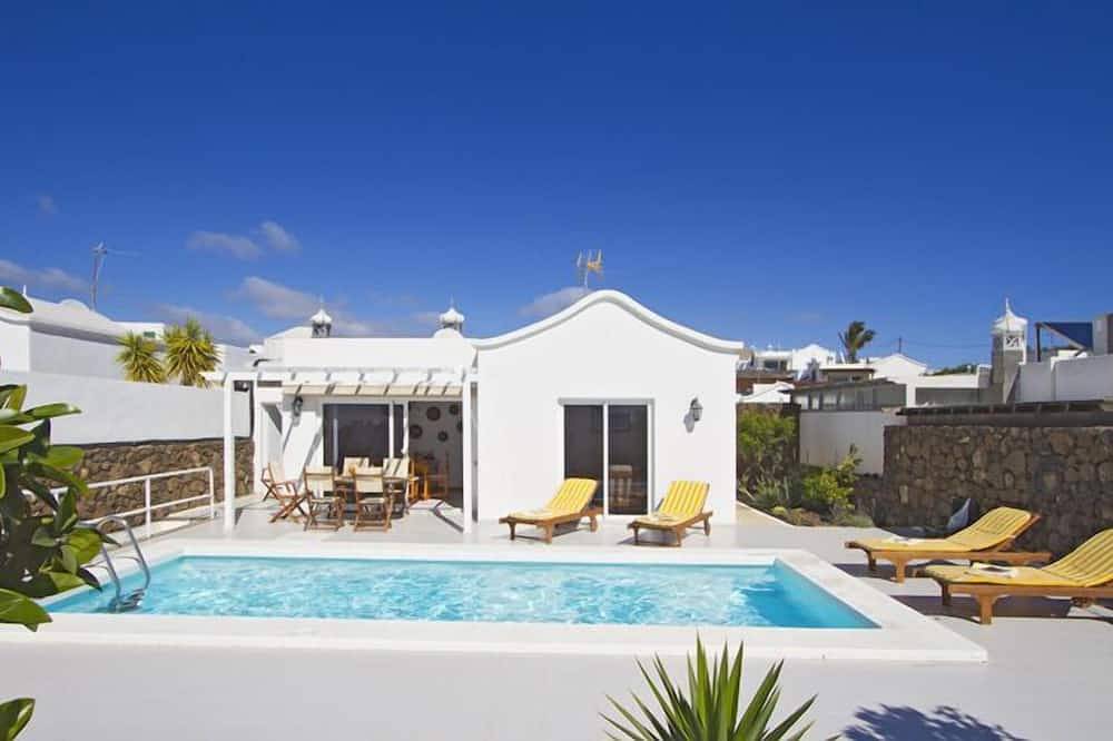 Villa de vacaciones independiente con piscina privada y climatizada, Tv vía satélite, Wifi y barbacoa in Tías, Lanzarote