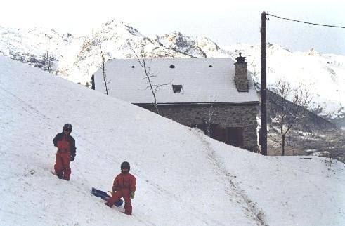 Location de vacances pour 5 personnes, avec vue ainsi que terrasse et jardin à Betpouey - 2