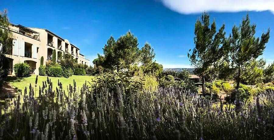Location de vacances pour 8 personnes, avec terrasse et vue ainsi que jardin et piscine, animaux acceptés à Mallemort - 3