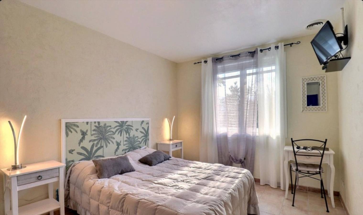 Bed and Breakfast 'Chambre Rez De Chaussée' con piscina, terraza y Wi-Fi compartidos in Saint-Fortunat-sur-Eyrieux, Privas