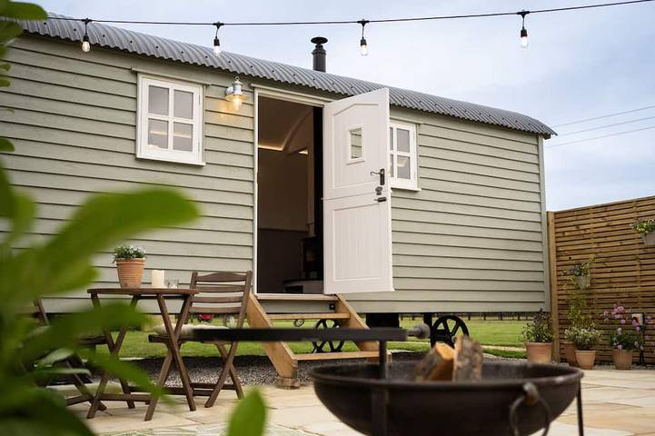 Glamping for 2 people, with Hot tub and Terrace as well as Garden in Suffolk