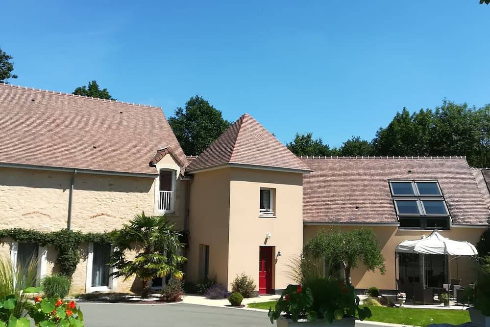 Gîte de charme proche Le Mans avec jardin, parking, et bien-être in Coulans-sur-Gée, Sarthe