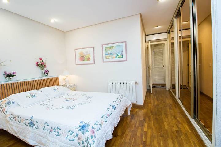 Apartamento entero, Abastos Lujoso y acogedor. 3 dormitorios. Perfecto para familias con niñoswifi. in Arrancapins, Valencia