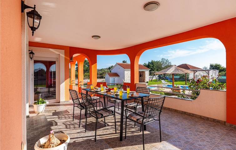 Charmante 180 m² große Wohnung mit Pool, Terrasse und WLAN in der Nähe von Pizza Galovac in Galovac, Zadar