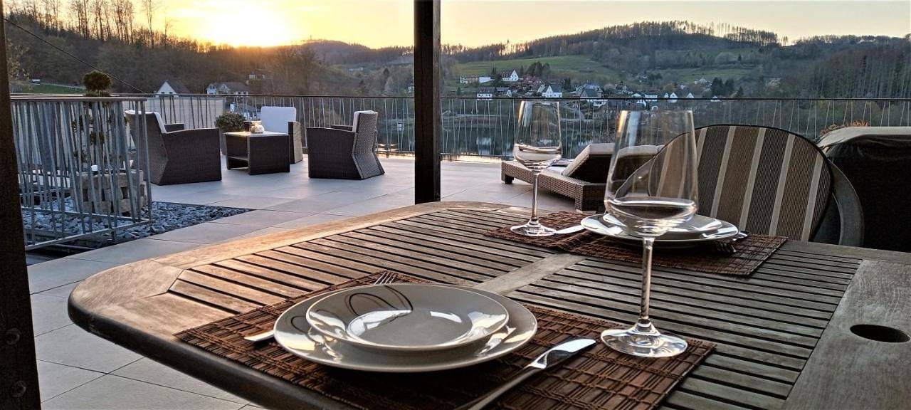 Ganze Wohnung, Seeblick-Ferienwohnung "Agger-Blick 2" mit traumhafter Terrasse, kostenlosen E-Bikes, Sauna & Kajak in Gummersbach, Oberbergischer Kreis