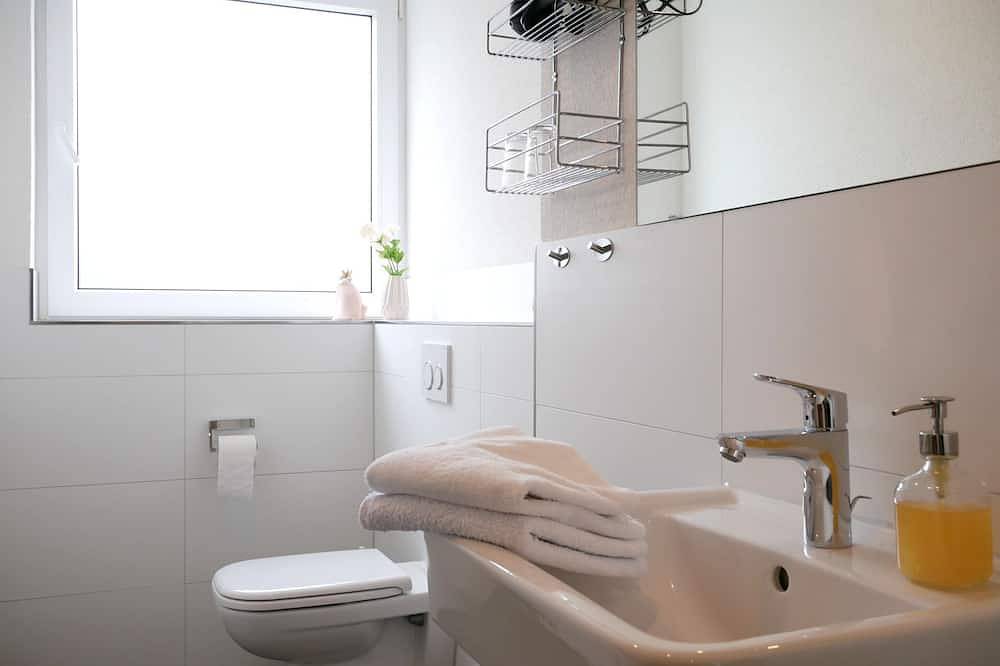 Ganze Wohnung, 1. Ferienwohnung im Souterrain mit 45 qm, 1 Schlafzimmer für max. 2 Personen in Achkarren, Vogtsburg im Kaiserstuhl