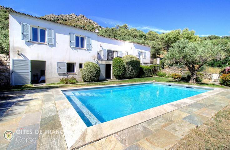 Gîte pour 4 personnes, avec Terrasse ainsi que Jardin et Piscine