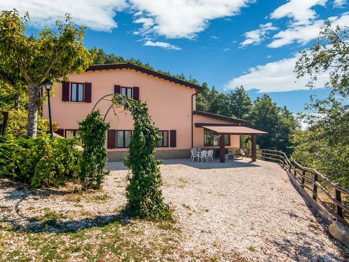 Agriturismo per 4 persone, con Terrazza e Idromassaggio nonché Giardino e Piscina in Pesaro-Urbino