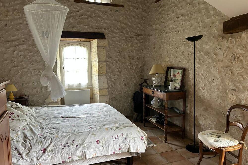 Maison de caractère entièrement rénovée, charme, vue exceptionnelle, calme. in Celles, Périgord Vert