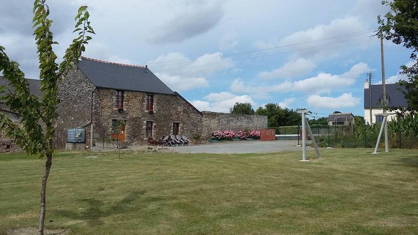 Gîte pour 8 personnes, avec terrasse et jardin ainsi que sauna et jacuzzi à Saint-Georges-de-Gréhaigne