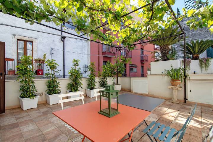 Entire apartment, Apartment 'Unità Due' with Shared Terrace, Wi-Fi, and Air Conditioning in Rutigliano, Bari Province