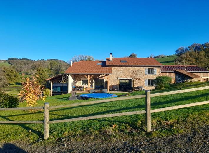 Gîte pour 4 personnes, avec terrasse ainsi que piscine et jardin
