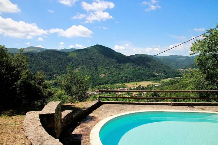 Location de vacances pour 4 personnes, avec piscine ainsi que jardin et vue à Dunière-sur-Eyrieux