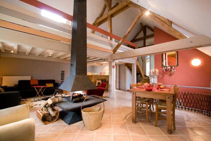 Location de vacances pour 7 personnes, avec piscine ainsi que vue et jardin à Levernois - 2