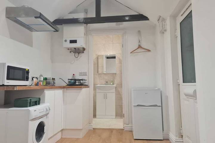 Ganze Wohnung, Cozy Detached Studio Retreat with Kitchen & Bath in Milton Keynes, Südostengland