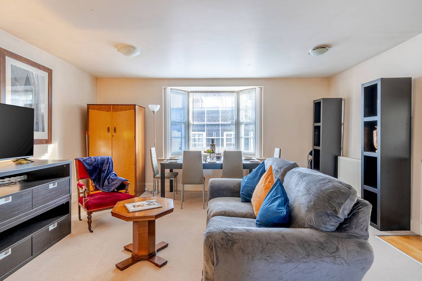 Entire apartment, Retro Art Deco 2Bed with Parking in Thames Ditton - Pass the Keys in Chessington World of Adventures, Surrey
