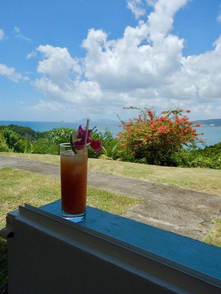 Gîte pour 6 personnes, avec piscine ainsi que vue et terrasse dans Anse Caritan - 4
