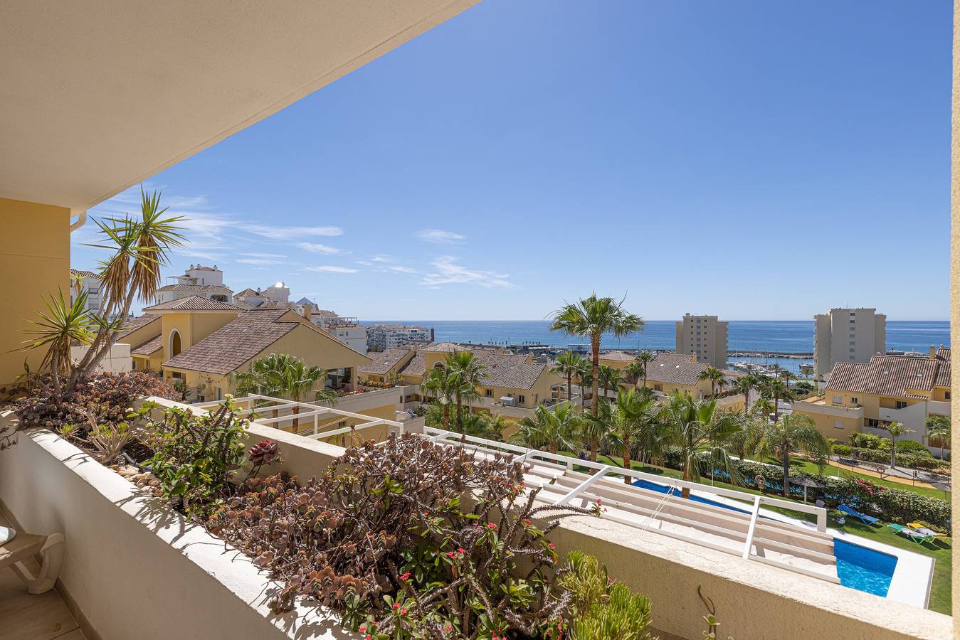 Appartement entier, Grand appartement de vacances 'Puerto Alto' avec vue mer, piscine partagée et Wi-Fi in Puerto Deportivo de Estepona, Estepona