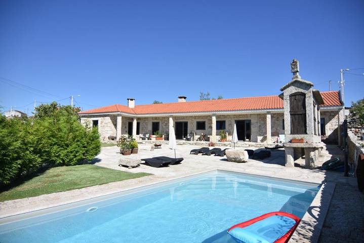 Location de vacances pour 3 personnes, avec Balcon et Terrasse ainsi que Jardin et Piscine dans Vila Pouca de Aguiar
