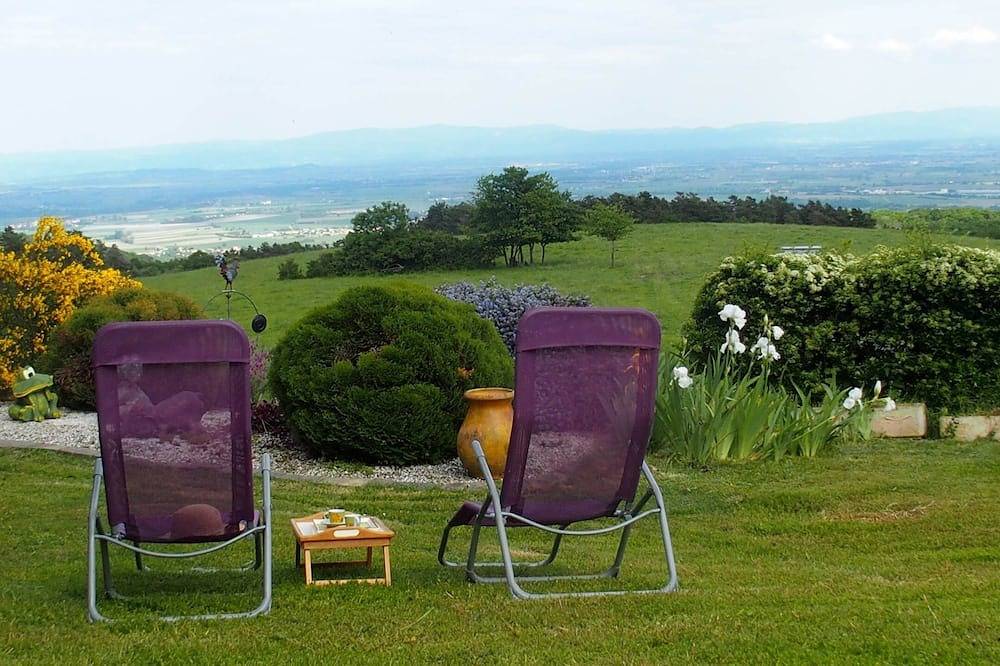 Entire apartment, The Apartment at Bouillat D'Anty in Châtel-Guyon, Volcans d'Auvergne Regional Nature Park