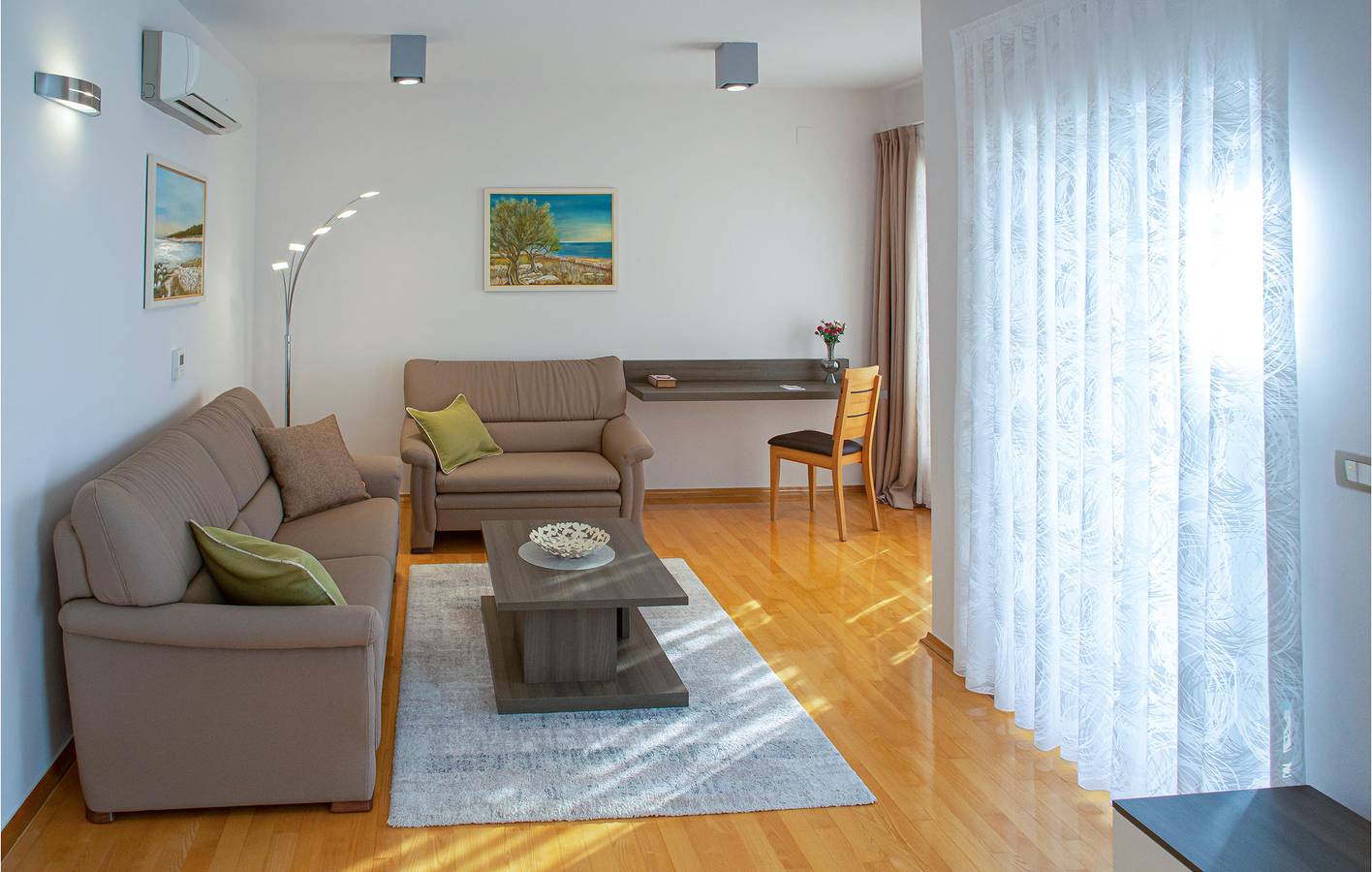 Appartement de vacances entier, Retraite en bord de mer : Wi-Fi, climatisation, piscine et terrasse - À 1 km de la plage ! in Novalja, Pag