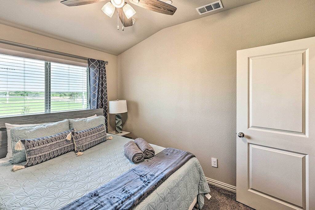 Brand-New Townhome Near Unt/Twu & The Square! in Denton, Denton County