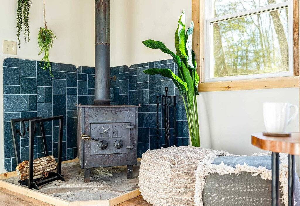 Cozy Cabin w Lake, Hot Tub, Huge Deck & Fire Pit in Seneca Rocks