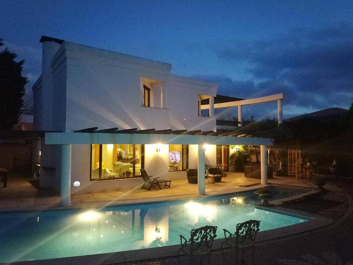 Apartamento de férias inteiro, Modern Villa Steps Away From The Beach in Praia das Maçãs, Azenhas do Mar