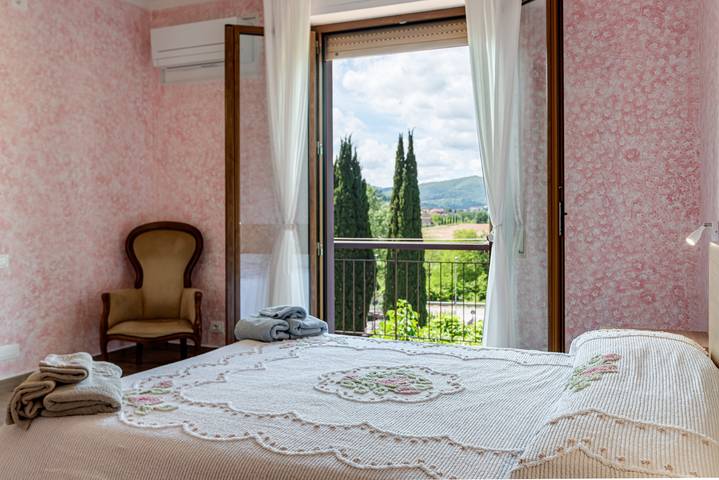 Ampio e accogliente appartamento con piscina riscaldata in Pelago, Chianti