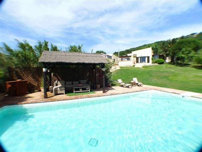 Chalet para 16 personas, con vistas además de piscina y jardín, Se admiten mascotas en Campo de Gibraltar