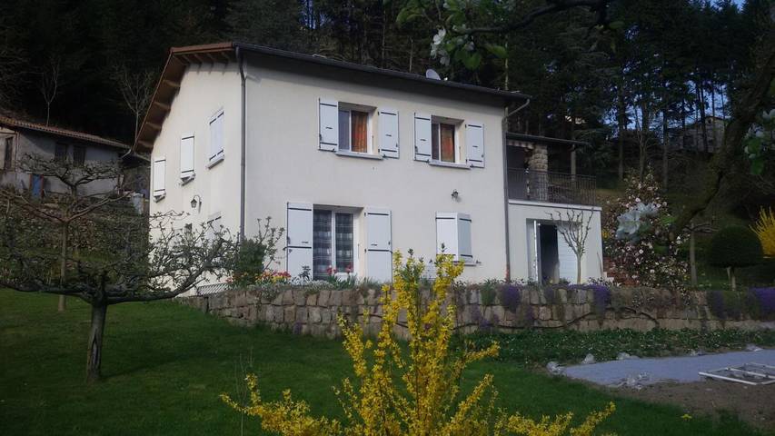 Apartamento entero, Apartamento "Gîte Aurives" con vistas a la montaña, terraza compartida y Wi-Fi in Le Cheylard, Parc naturel régional des Monts d'Ardèche