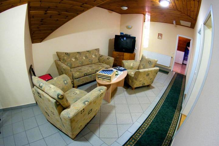 Location de vacances pour 2 personnes, avec jardin et vue, animaux acceptés dans Pilisvorosvar - 2