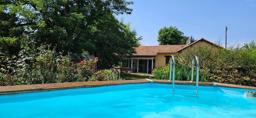 Location de vacances pour 4 personnes, avec piscine ainsi que jardin et vue à Cours-de-Pile