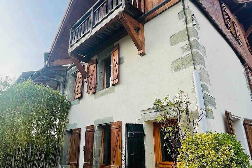 Renovated 19th-century farmhouse, perfect for short or extended stays. in Saint-Julien-en-Genevois, Región de Saint-Julien-en-Genevois