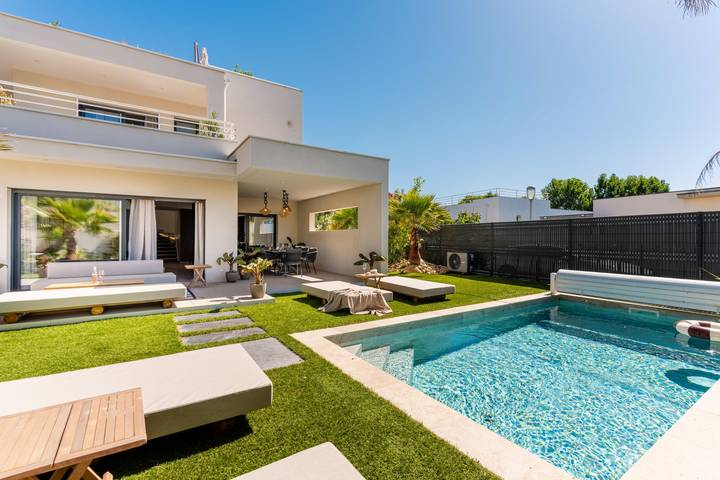 Villa pour 6 personnes, avec Balcon et Terrasse ainsi que Jardin et Piscine