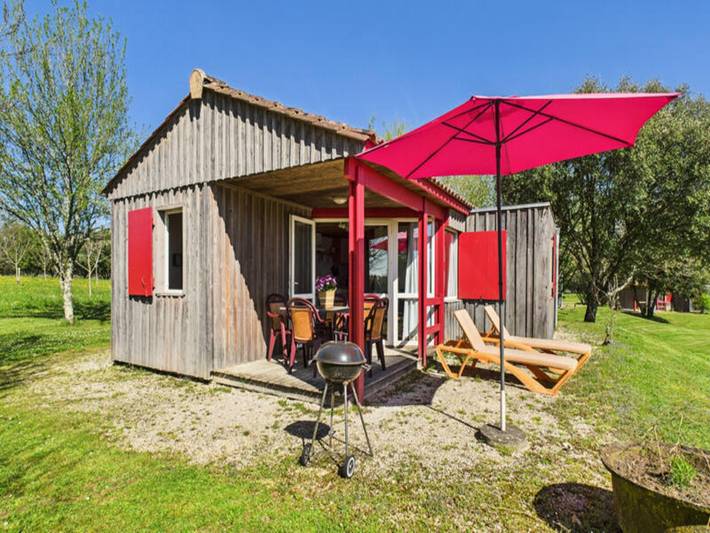 Appartement de vacances pour 5 personnes, avec terrasse ainsi que jardin et piscine, animaux acceptés