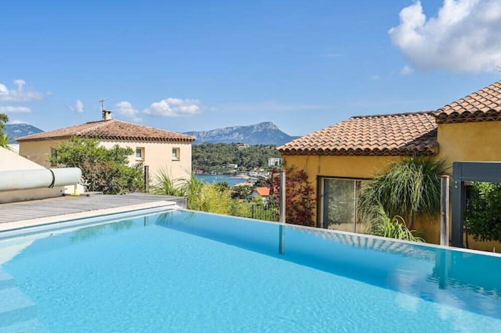 Villa avec piscine et terrain de pétanque,  vue mer in Le Pradet, Côte méditerranéenne (France)