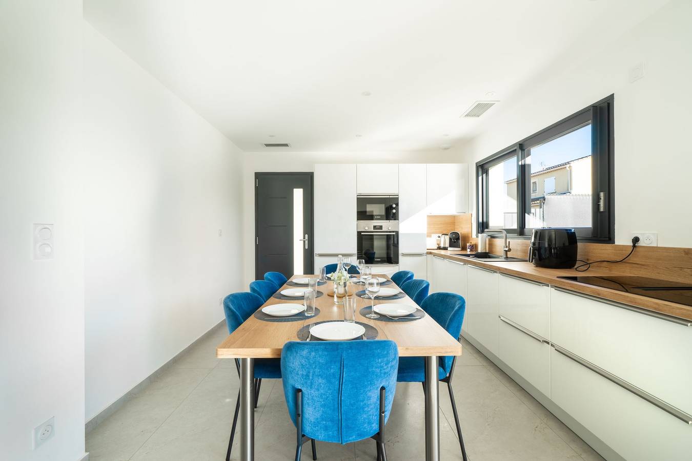 Casa Vacacional 'Villa Moderne Avec Piscine' con Piscina Privada, Wi-Fi y Aire Acondicionado in Beaucaire, Region de Nimes