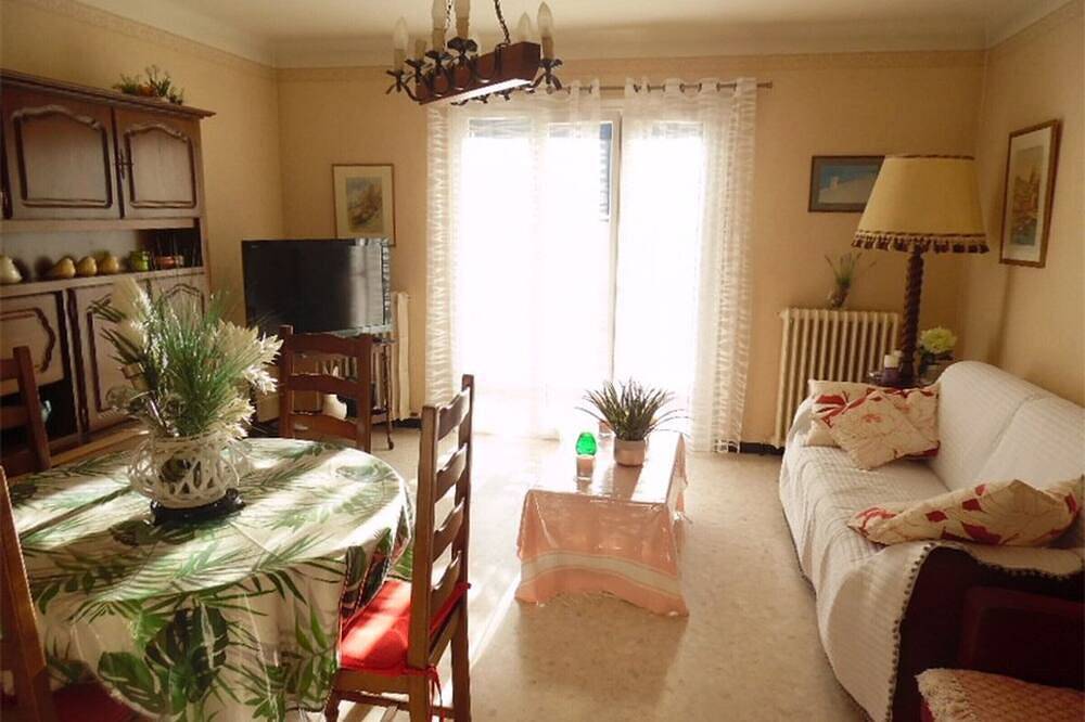 Ganze Wohnung, Gemütliche F2 Wohnung mit Terrasse, Parkplatz und Wlan - Nahe Stadtzentrum und Thermen in Montbolo, Céret und Umgebung