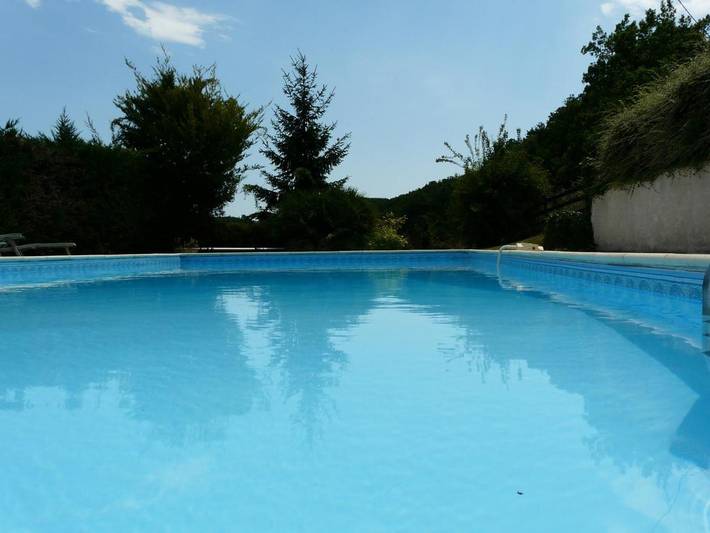 Location de vacances pour 19 personnes, avec Terrasse et Jardin ainsi que Piscine et Vue sur le lac à Courbiac
