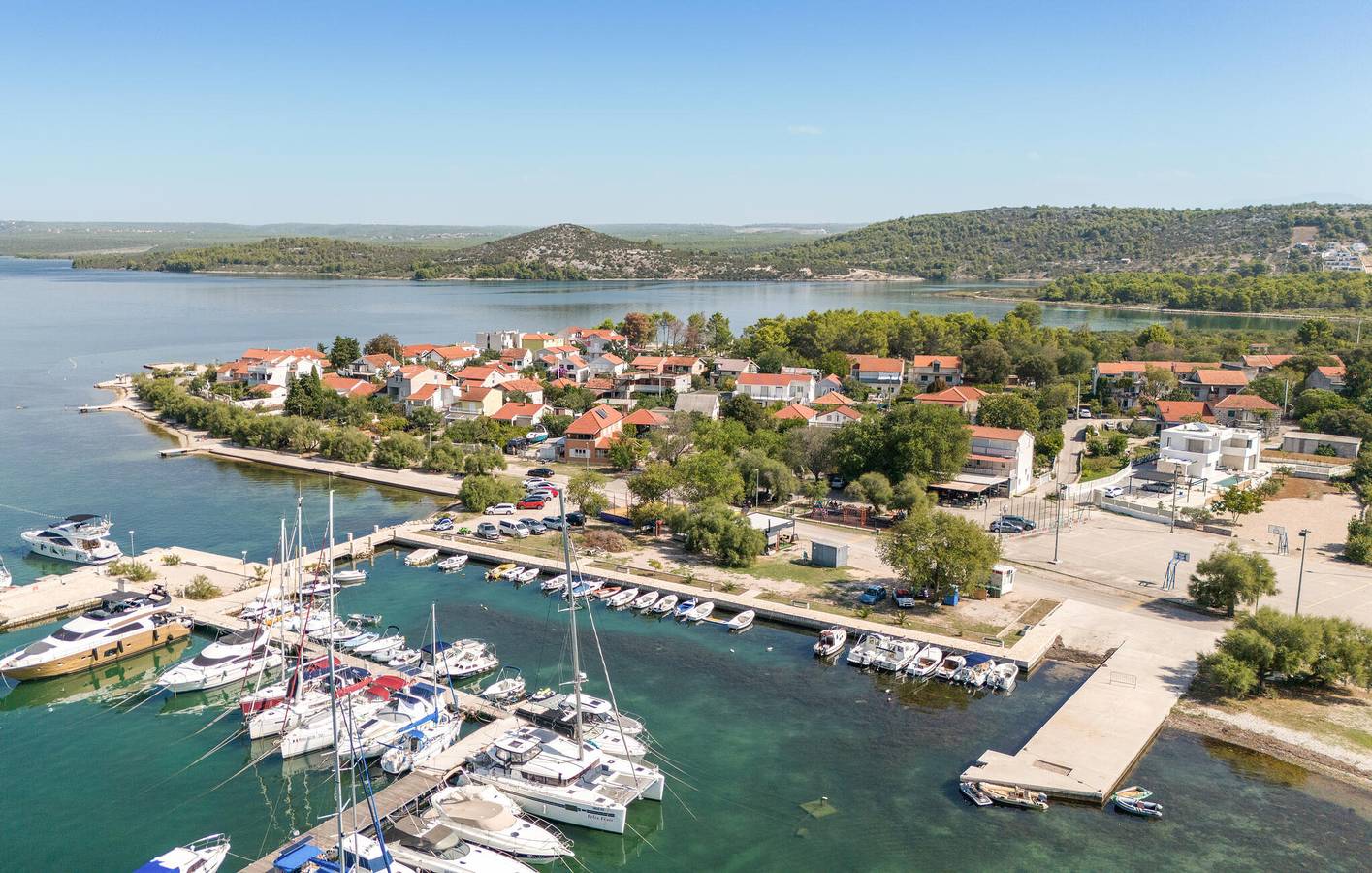Ferienhaus für 8 Personen mit Pool in Bilice, Šibenik-Knin