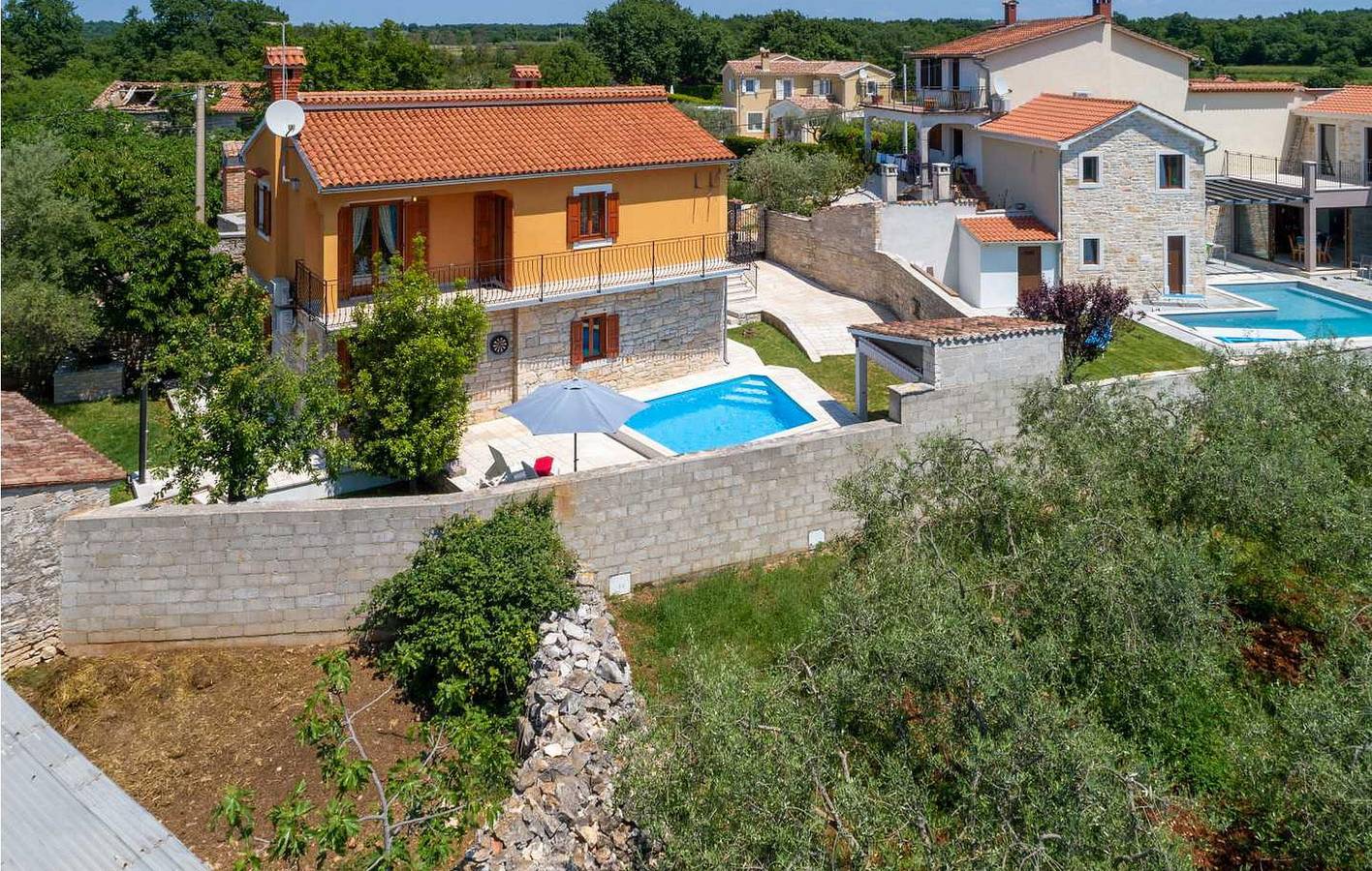 Charmante 2-Zimmer-Wohnung mit Pool und Terrasse, in der Nähe von Tomaževa Konoba in Zentralistrien