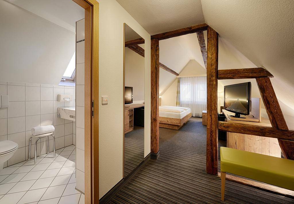 Hotel Kronelamm - Einzelzimmer "Teinachtal" mit Wc und Dusche/Bad in Bad Teinach-Zavelstein, Nordschwarzwald