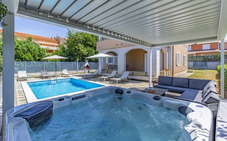 Ferienhaus für 10 Personen, mit Garten und Whirlpool, mit Haustier in Pula