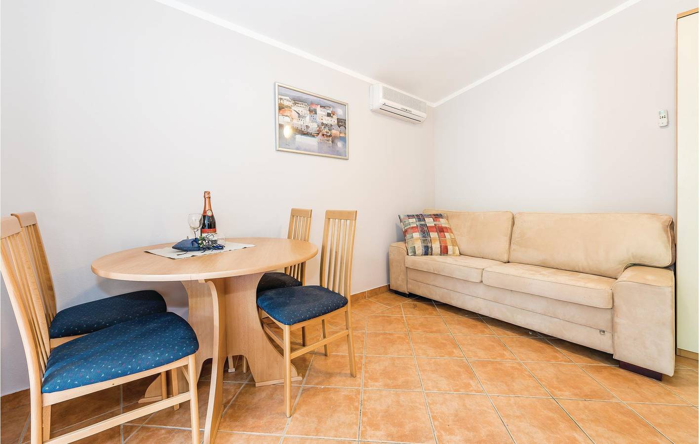 Ganze Ferienwohnung, Gemütliche Ferienwohnung mit Terrasse, 200 m vom Strand Camp Vala entfernt in Grebastica, Šibenik-Knin