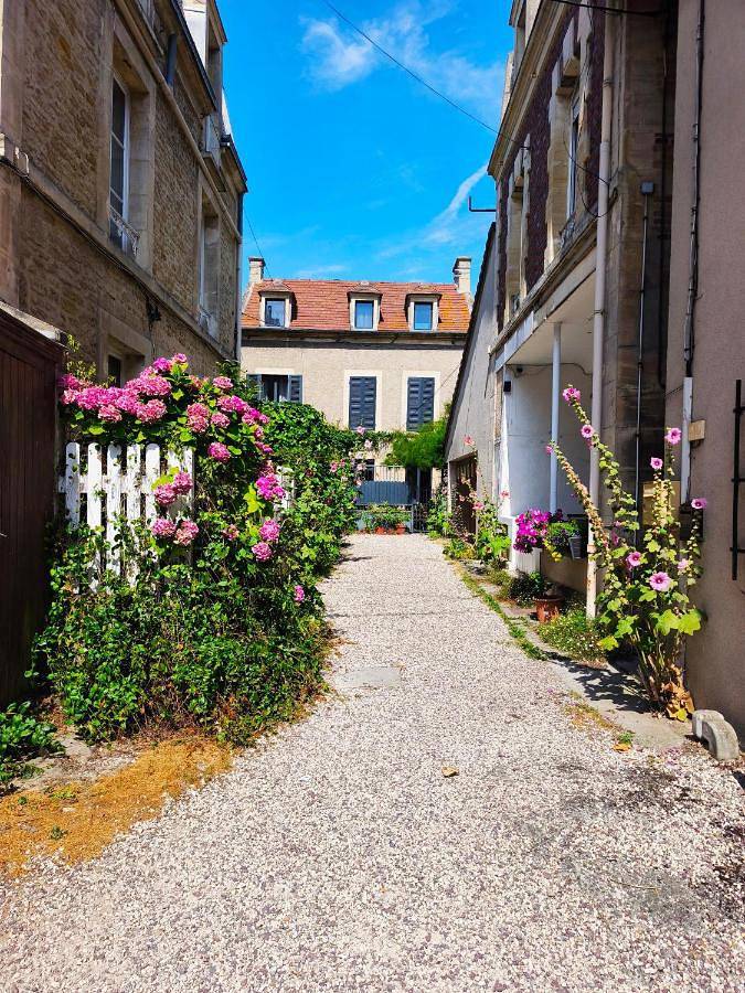 Appartement entier, Charmant logement à Luc-sur-Mer - 100m de la Plage in Luc-sur-Mer, Région de Caen