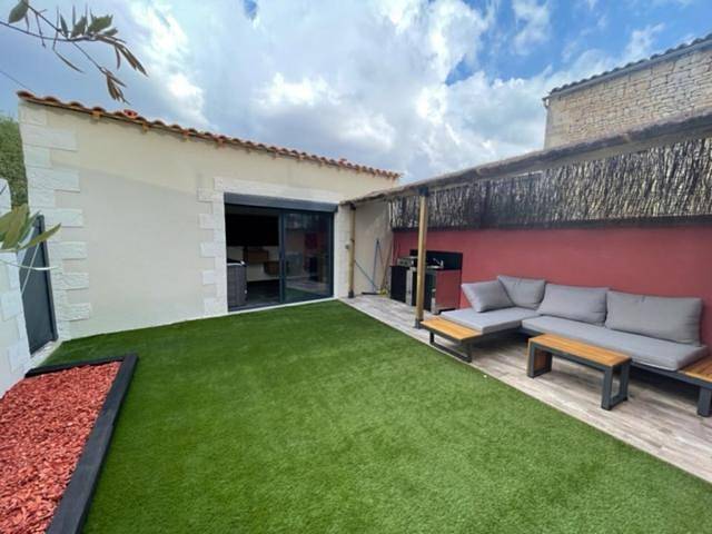 Appartement entier, - Le Nuage - Unique, espace Spa privatif et jardin avec plancha et salon privatif, stationnement public gratuit in Niort, Région de Niort